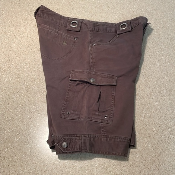 Athleta Bermuda Length Cargo Shorts, size 8 - Picture 4 of 4